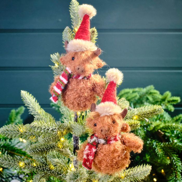 Christmas Highland Cow Hangers in Hat & Scarf