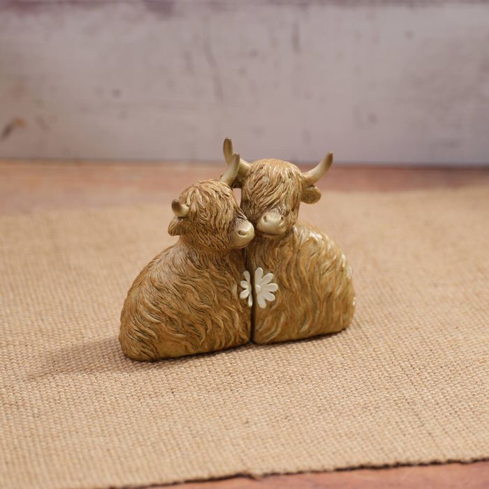 Highland Cow Couple with Daisy Resin Ornament